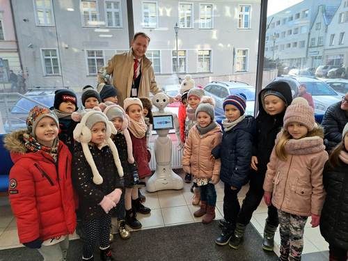 Niezwykła wycieczka do  banku i spotkanie z robotem