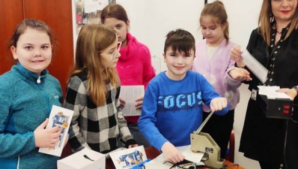 Trzecioklasiści na lekcji projektowej w banku PKO