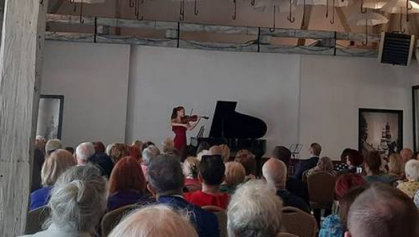Koncert Asi Habich w pałacu w Wiechlicach