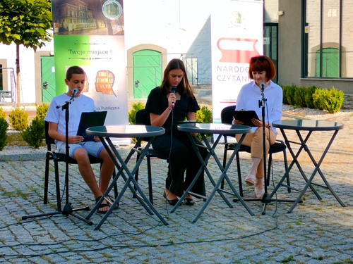 uczniowie czytają lekturę