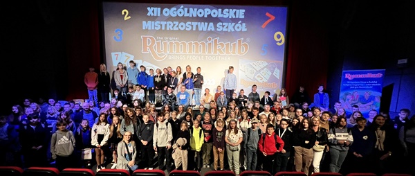 uczestnicy konkursu rummikub na scenie