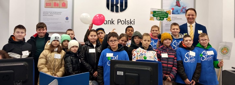 dzieci są w banku PKO