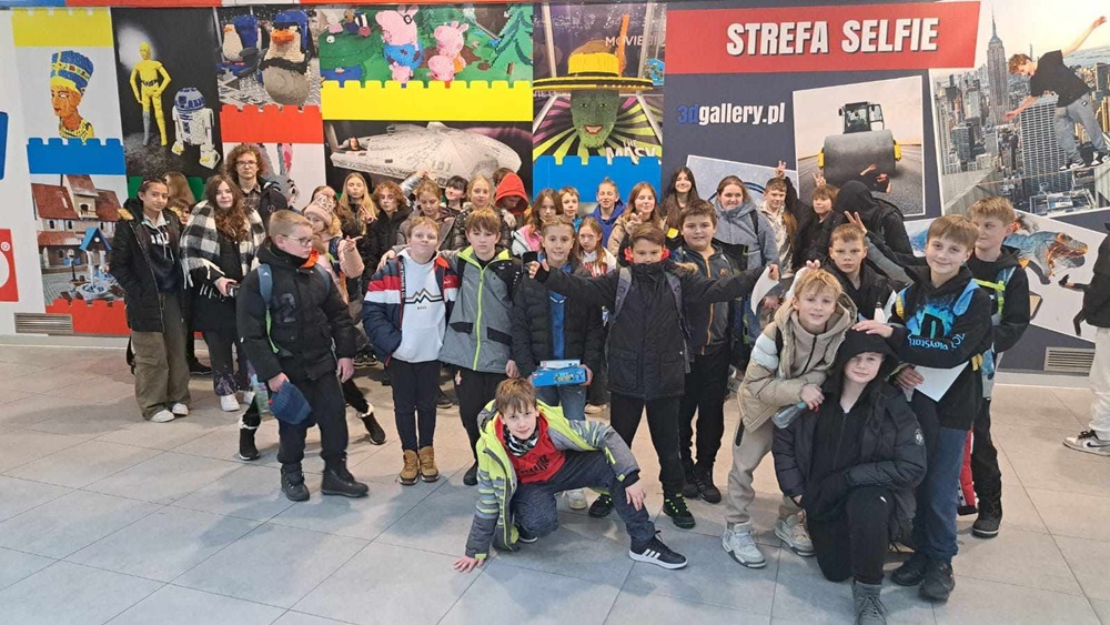 dzieci otrzymują prezenty od Mikołaja