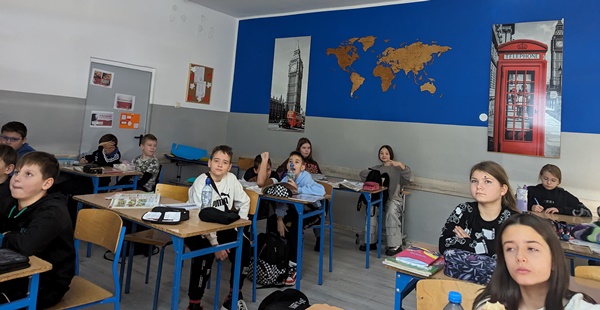 dzieci w klasie siedzą w ławkach