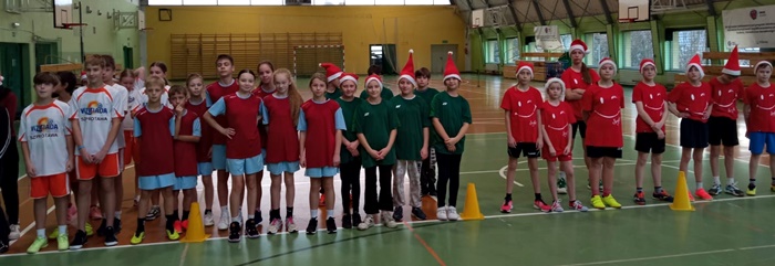 uczniowie stoją na sali gimnastycznej i czekają na konkurencje sportowe