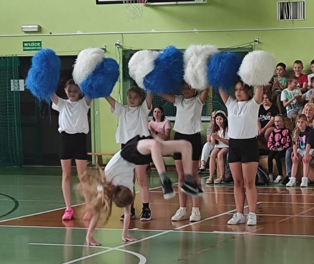 dzieci tańczą na sali sportowej 