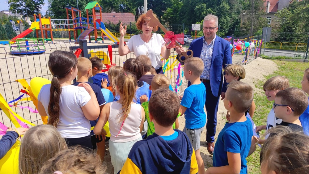 dzieci tańczą na sali sportowej 