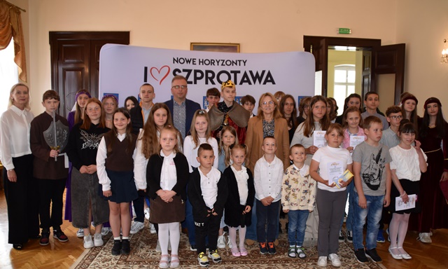 uczestnicy sejmiku pozują do grupowego zdjęcia