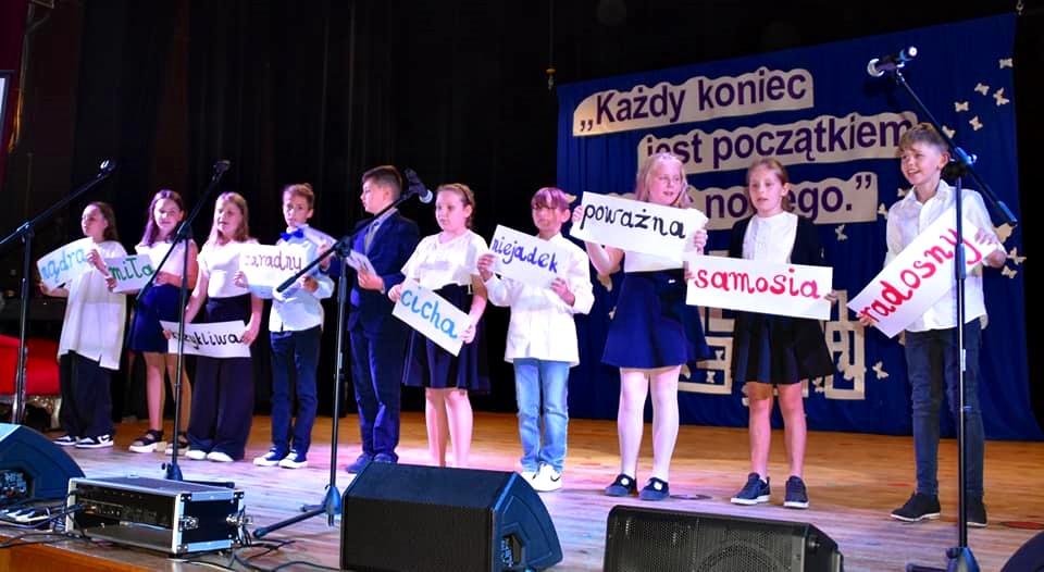 dzieci tańczą na scenie domu kultury