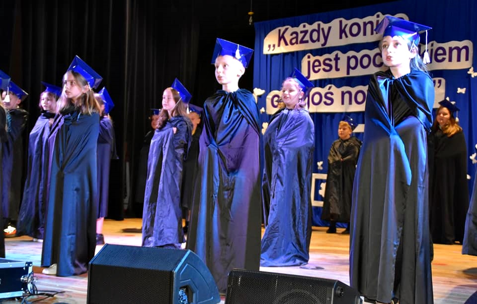 dzieci tańczą na scenie domu kultury